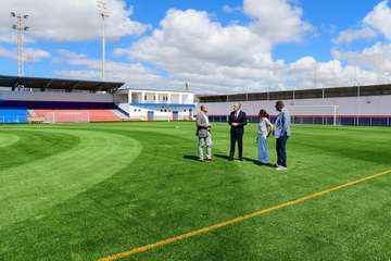 El campo de fútbol Pablo Hernández de Telde luce nuevo césped artificial/TA.